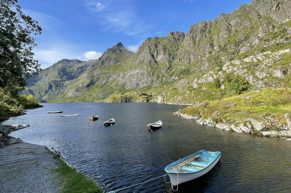 Plusieurs barques à disposition pour aller sur le fjord