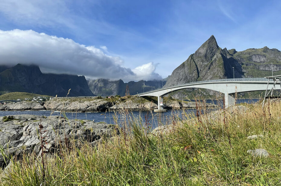 Le pont d'Hamnøy devant le mont Olstind