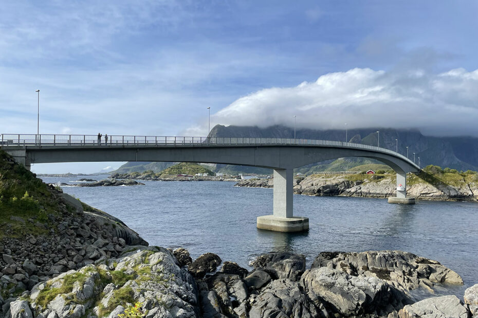 Pont reliant Hamnøy et Sakrisøy