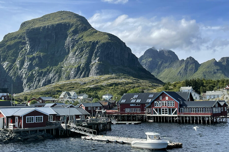 Le port de Å est surplombé de hautes montagnes