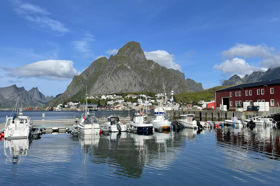 Le port de Reine est entouré de hautes montagnes