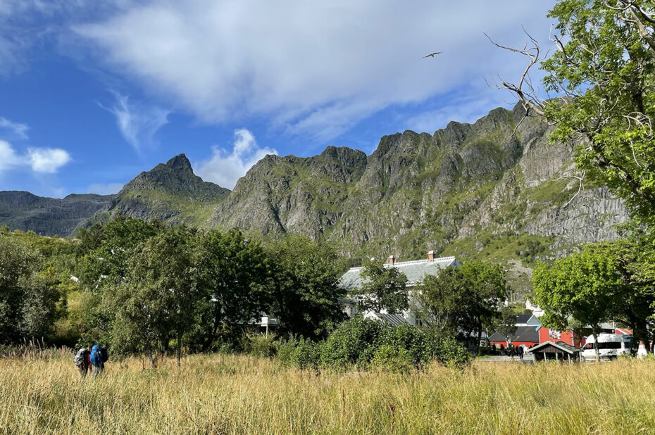 Randonneurs entrant dans le village de Å i Lofoten