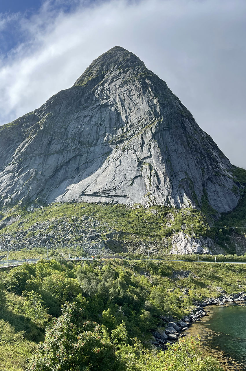 Reinebringen, la montagne qui culmine à 666 m au-dessus de Reine