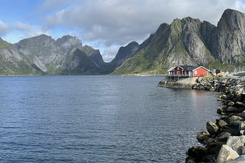 Des rorbuer rouges face au Vorfjorden