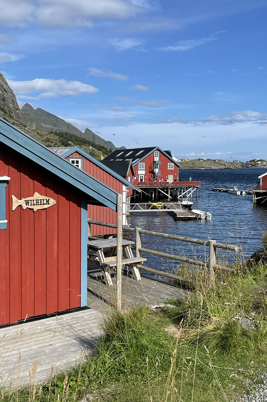 Rorbuer rouges tournés vers la mer de Norvège