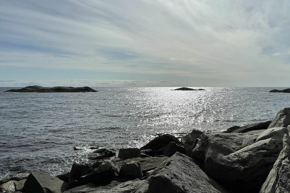 Le soleil fait scintiller la mer de Norvège