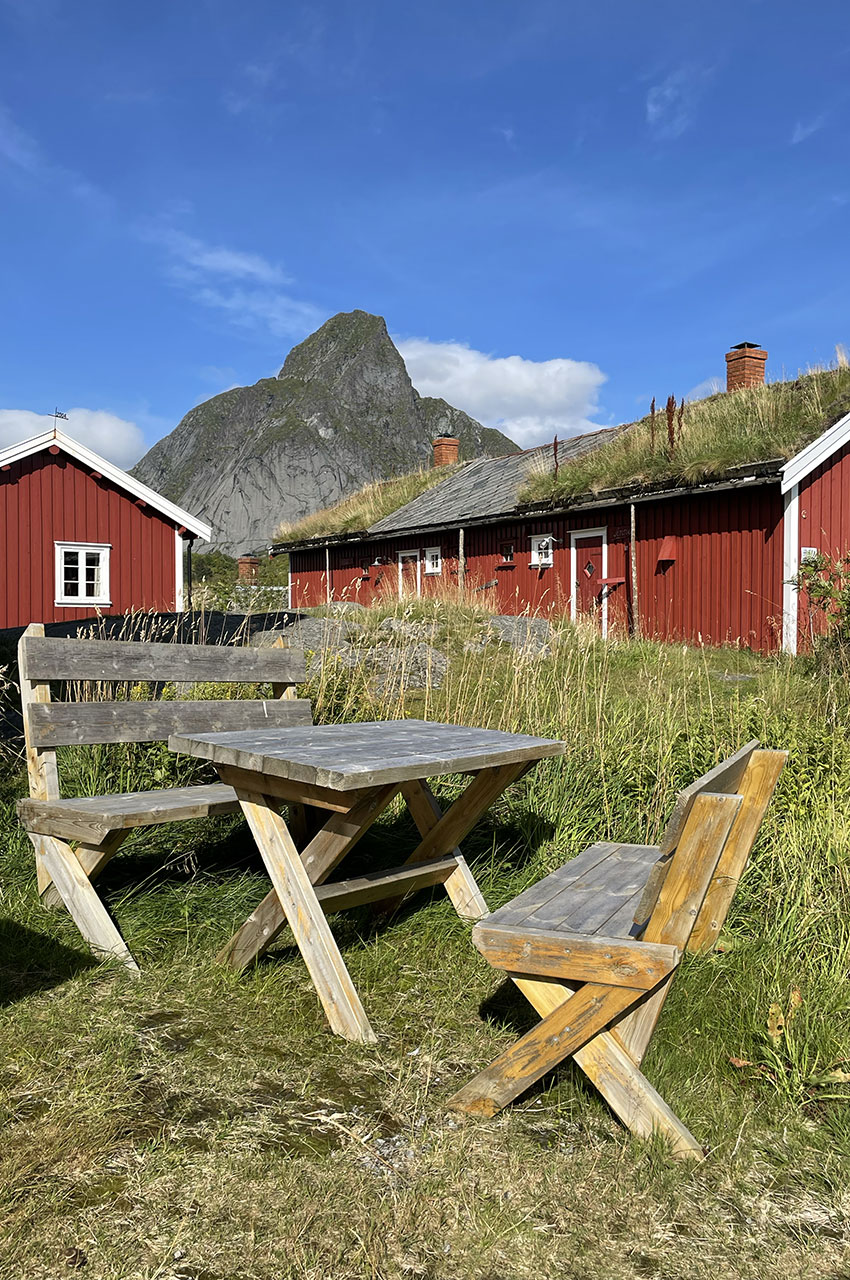 Une table et des chaises pour manger au soleil