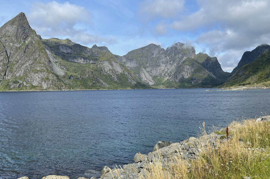 Le Vorfjorden, face au village d'Hamnøy