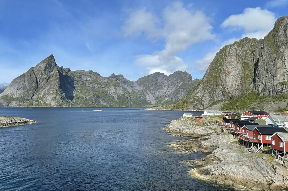 Vue sur le fjord pour les rorbuer rouges d'Hamnøy