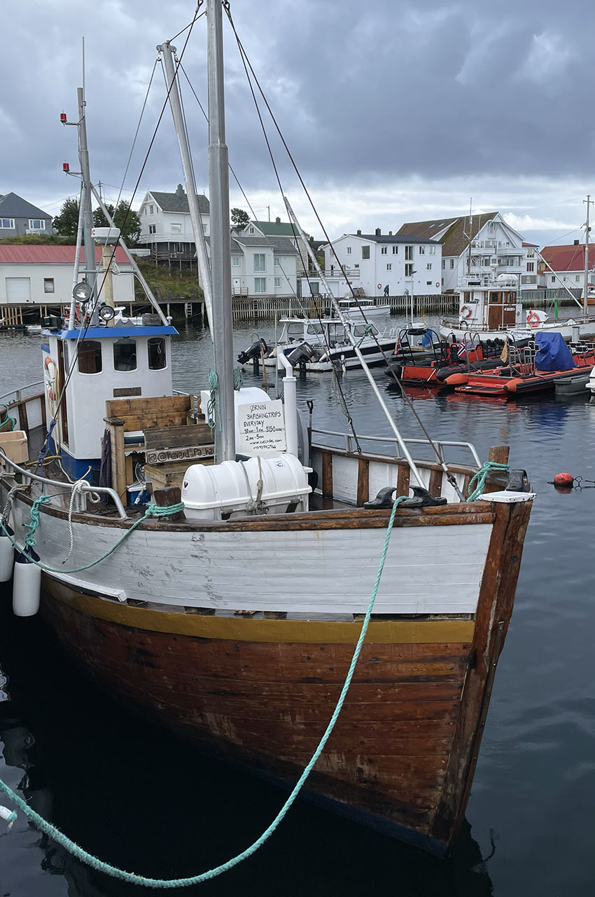 Bateau de pêche dans le port de Henningsvær