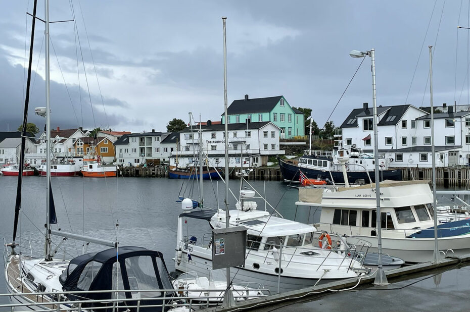 Bateaux dans le port de Henningsvær