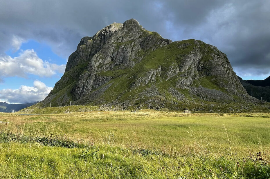 Belle montagne dans un environnement verdoyant