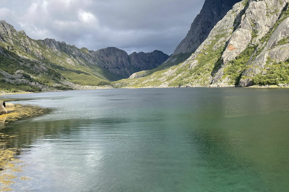 Les eaux du lac aux reflets verts et turquoise