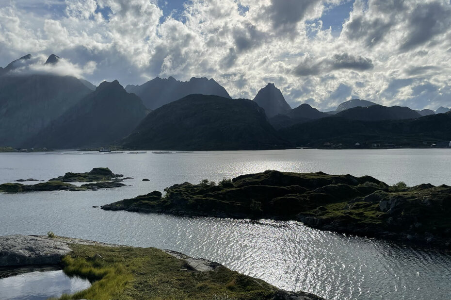 Le fjord à proximité de Sund, entre nuages et soleil