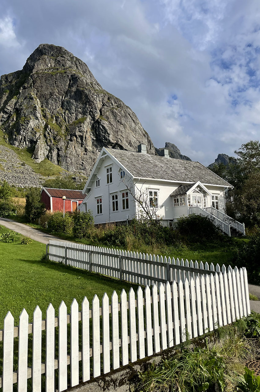 Jolie maison blanche en bois à Ramberg