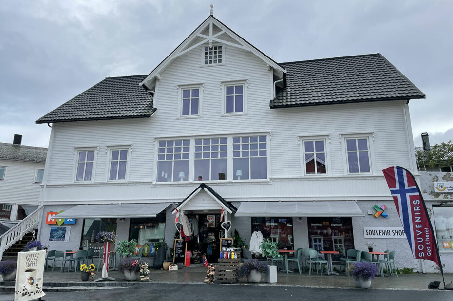 Magasin de souvenirs à Henningsvær