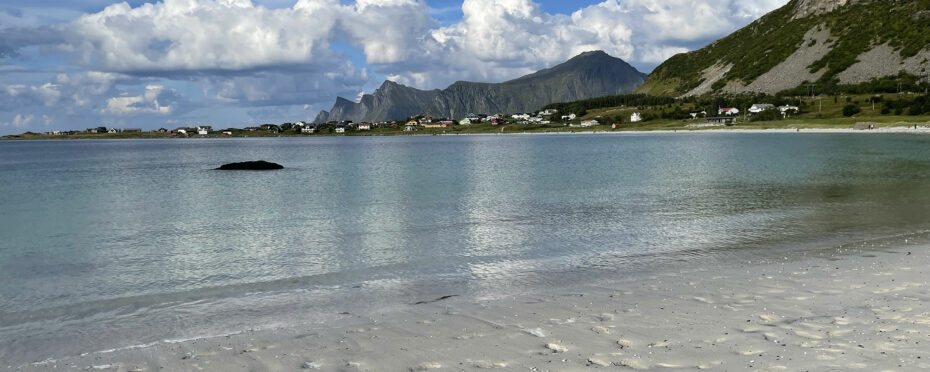 La plage déserte de Ramberg offre une vue incroyable