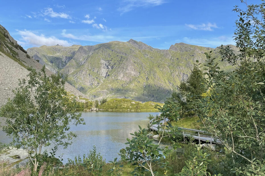 Petit chemin de randonnée le long du fjord