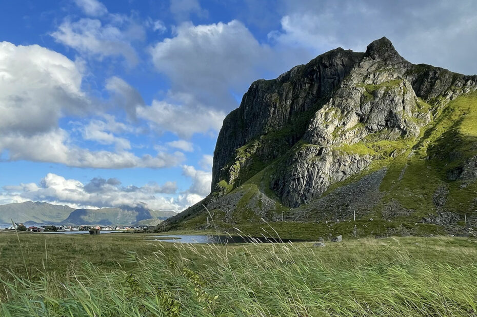 Le petit village d'Eggum surplombé par une haute montagne