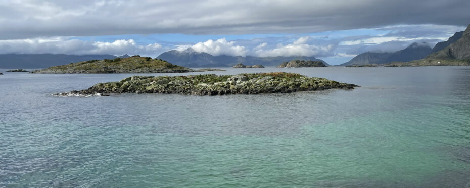 Petits îlots et mer turquoise à Henningsvær