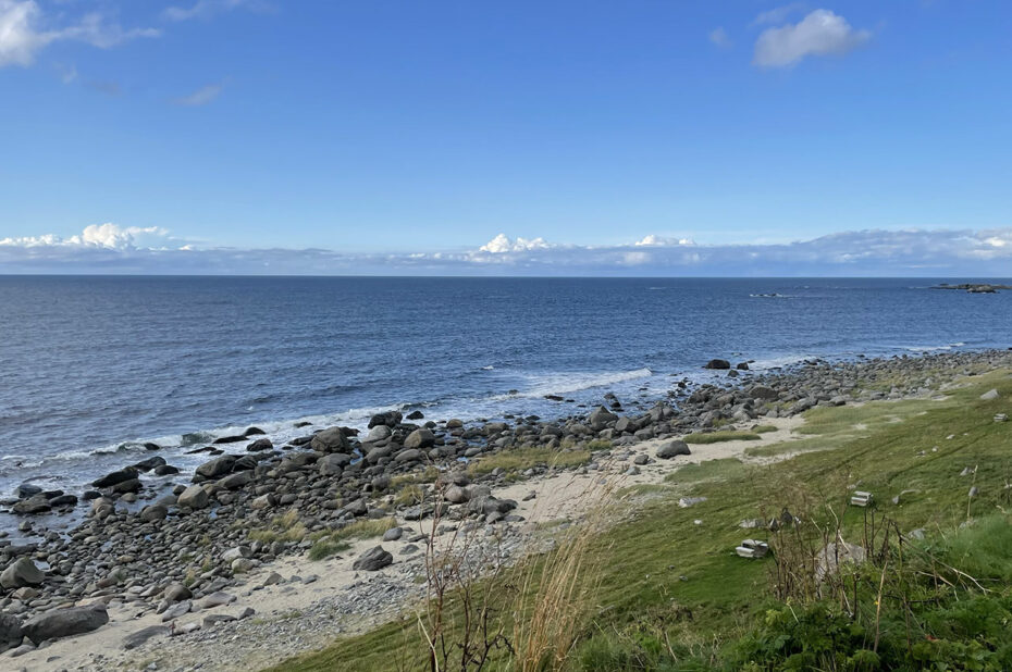 La plage d'Eggum, avec ses tables de pique-nique face à la mer