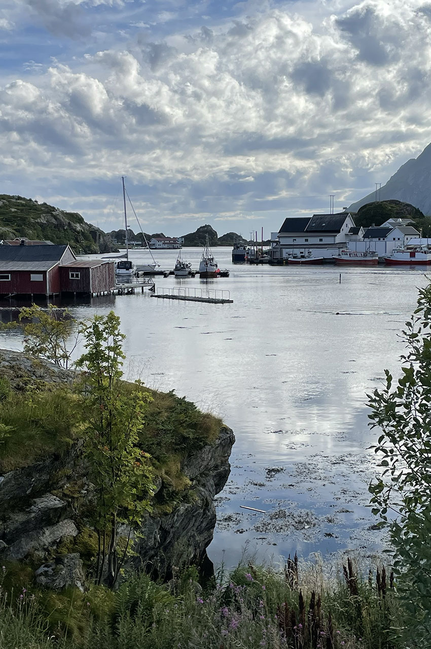 Quelques nuages arrivent sur Sund par le fjord