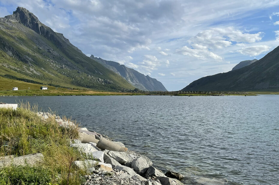 Vue depuis Ramberg avec les séchoirs à poissons au loin