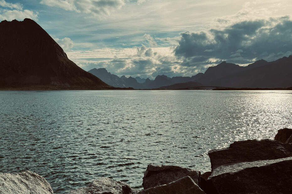 Vue sur le fjord de Ramberg au crépuscule