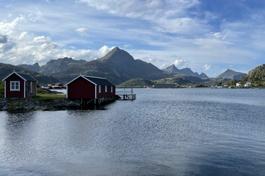 Vue incroyable sur le fjord depuis ces maisons