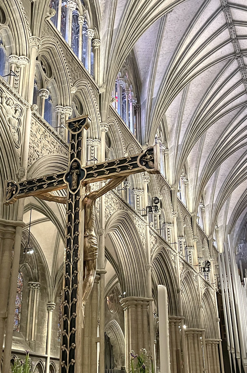 Croix et voûte de la cathédrale