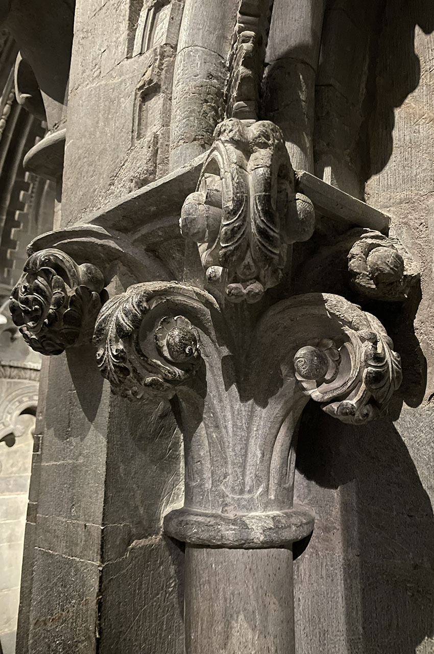 Détail de la sculpture sur une colonne