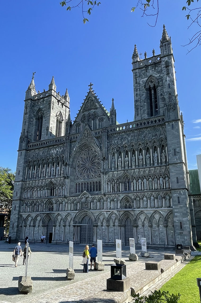 La façade finement sculptée de la cathédrale