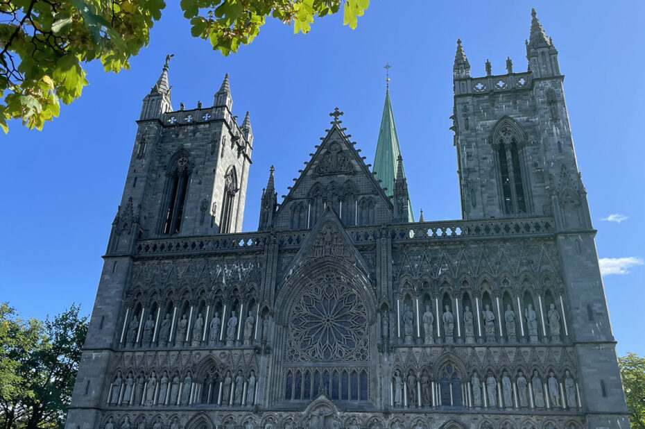 La façade ouest et les deux tours de la cathédrale de Nidaros