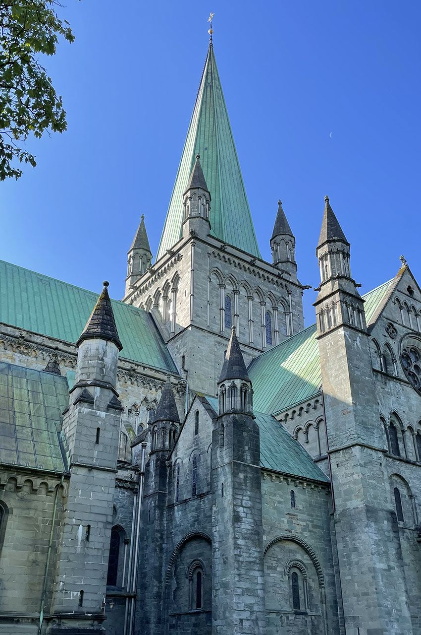 La flèche de la Cathédrale de Nidaros s'élève à 98 m