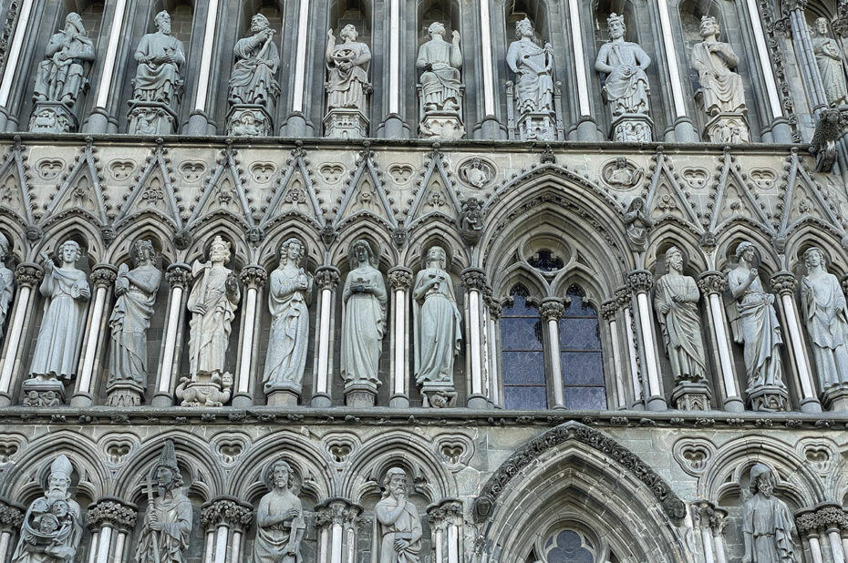 De très nombreuses statues sur la façade de la cathédrale