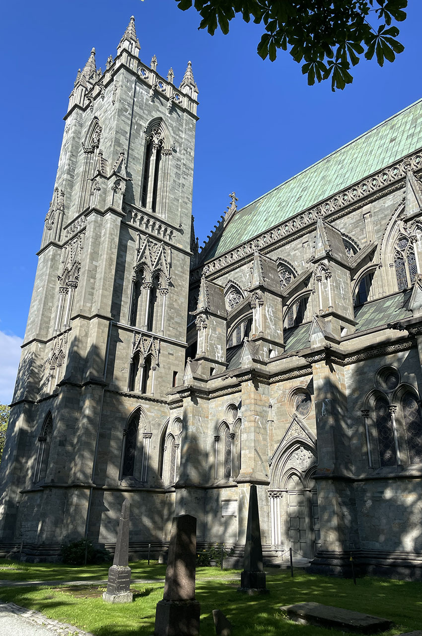 Une des deux tours de la cathédrale de Trondheim