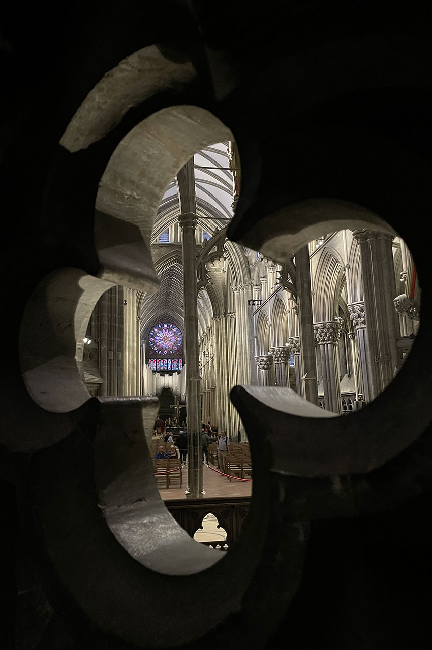 Vue sur l'intérieur de la cathédrale par une fenêtre improvisée