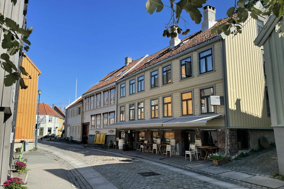 Rue pavée dans le quartier de Bakklandet