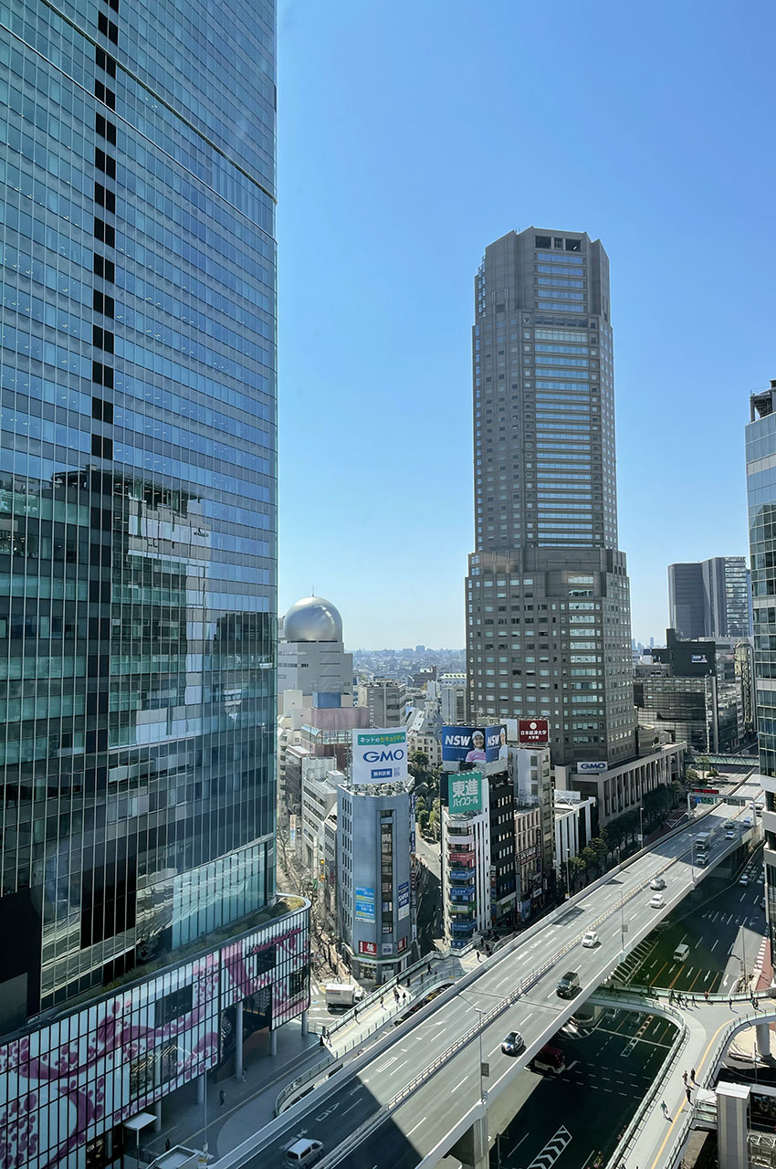 Autoroute au pied des buildings
