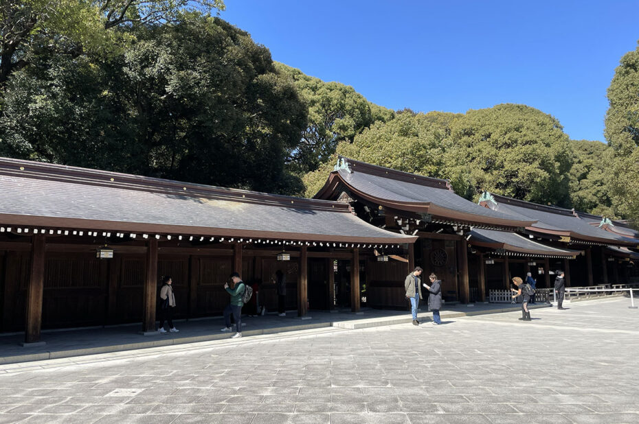 Dans la cour d'enceinte du sanctuaire