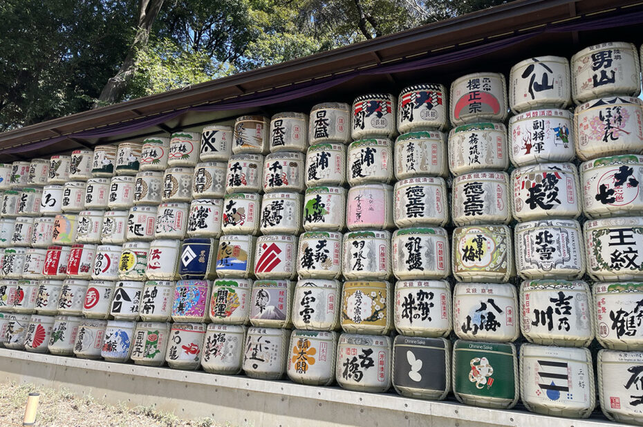 Fûts de saké offerts chaque année aux divinités vénérées