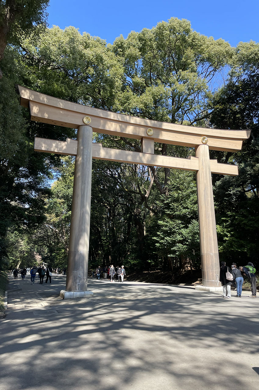 Majestueux torii marquant l'entrée du parc Yoyogi