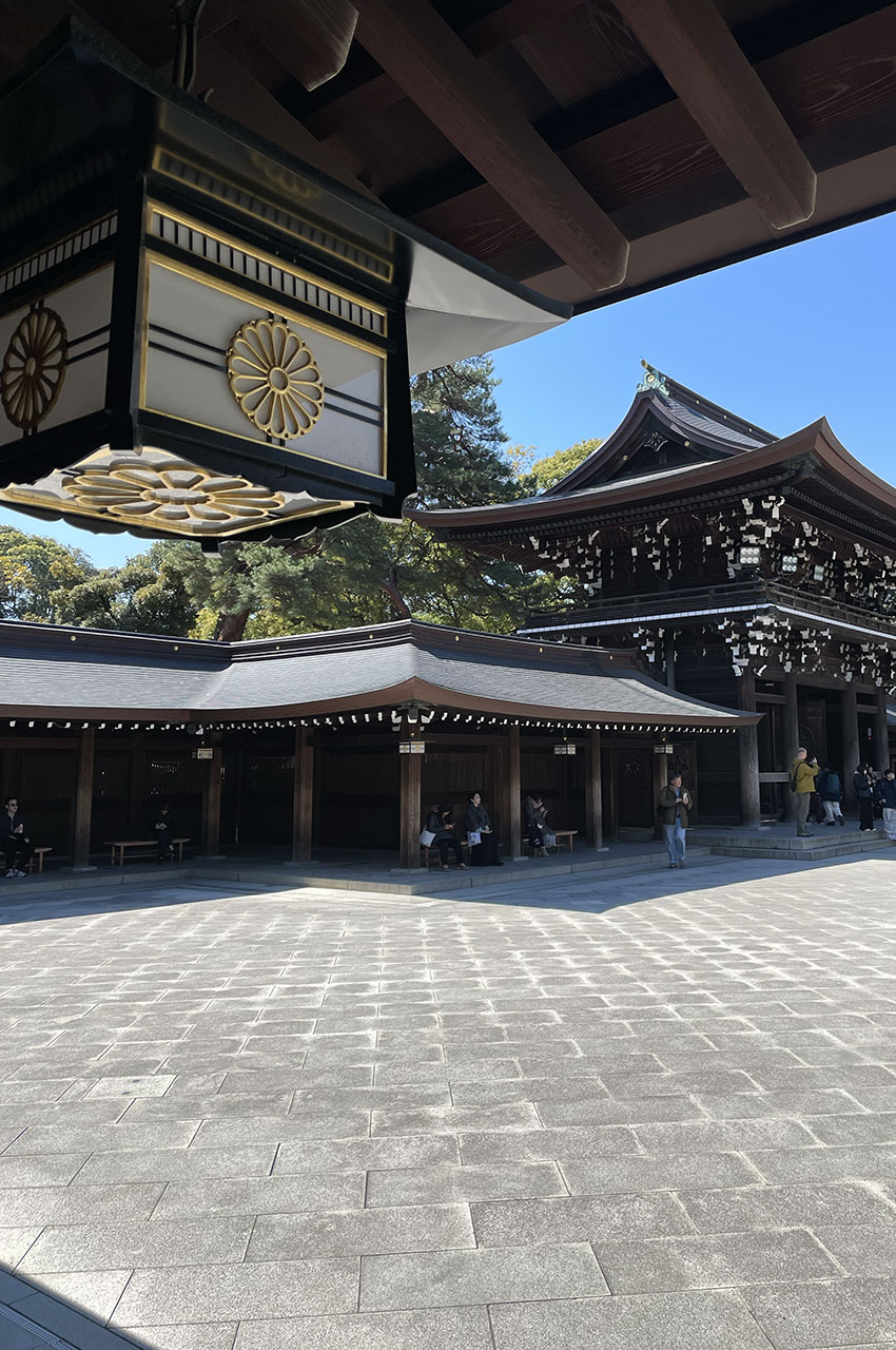 Le sanctuaire est dédié à l’empereur Meiji et à son épouse Shōken