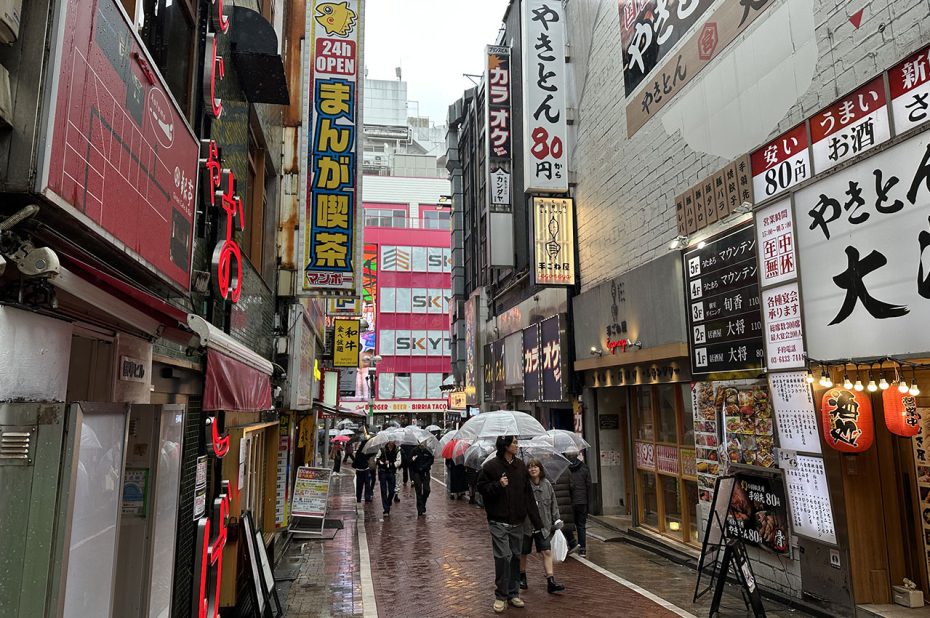 Nombreux restaurants dans les rues adjacentes