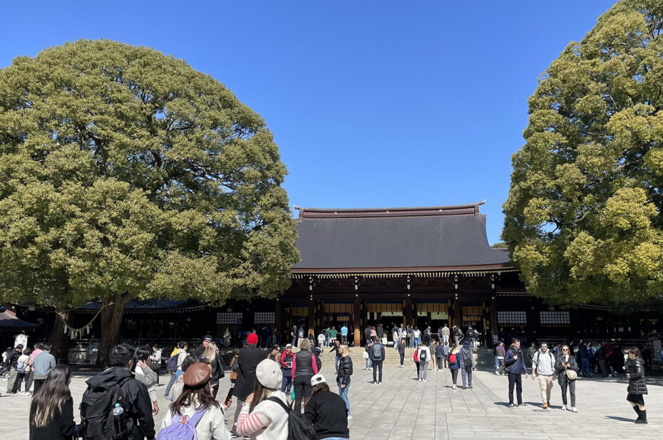 De nombreux visiteurs au temple de Meiji Jingu pour un lundi matin
