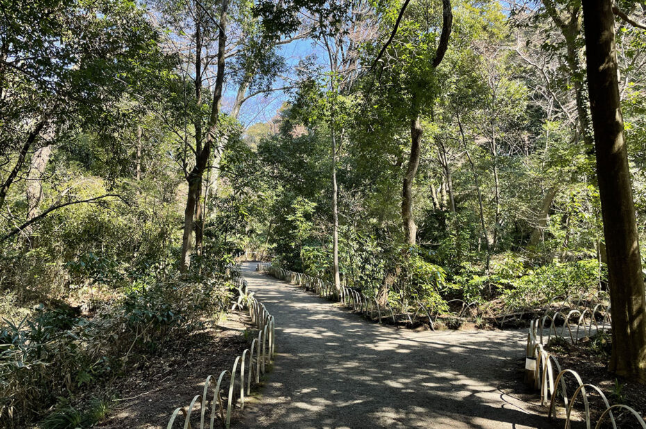 Peu de monde dans les allées du jardin intérieur