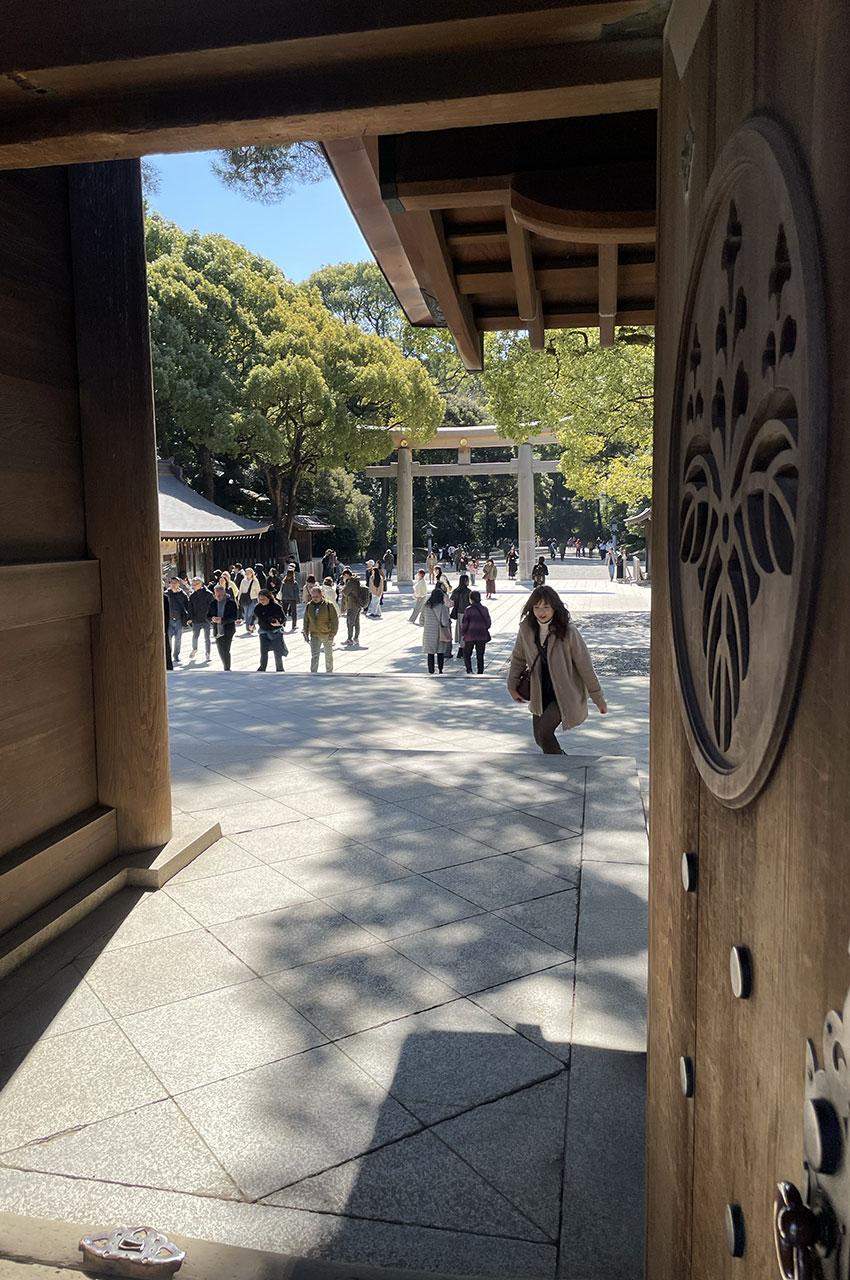 Porte en bois du sanctuaire Meiji Jingu
