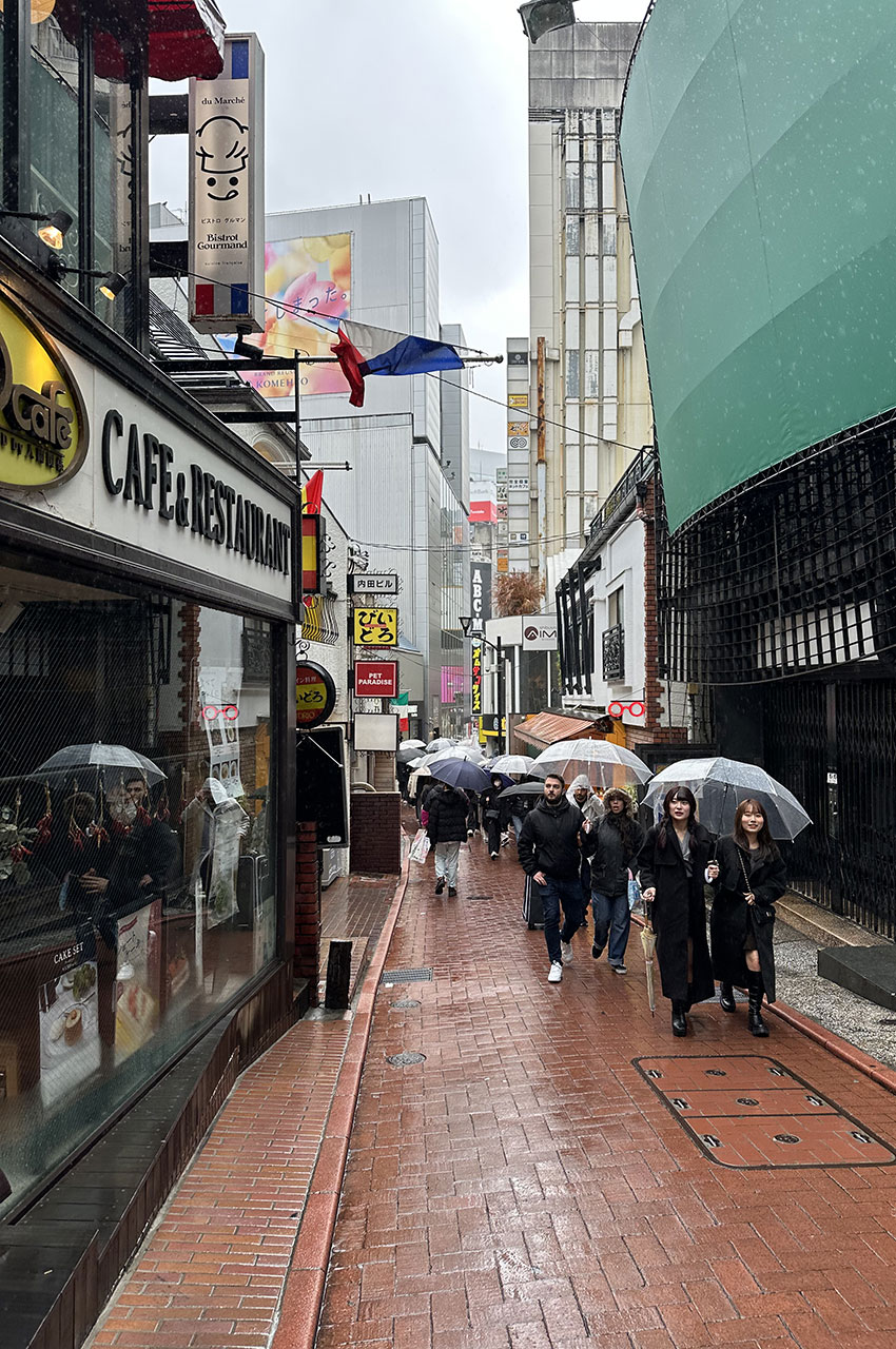 Promenade sous la pluie dans les ruelles de Shibuya