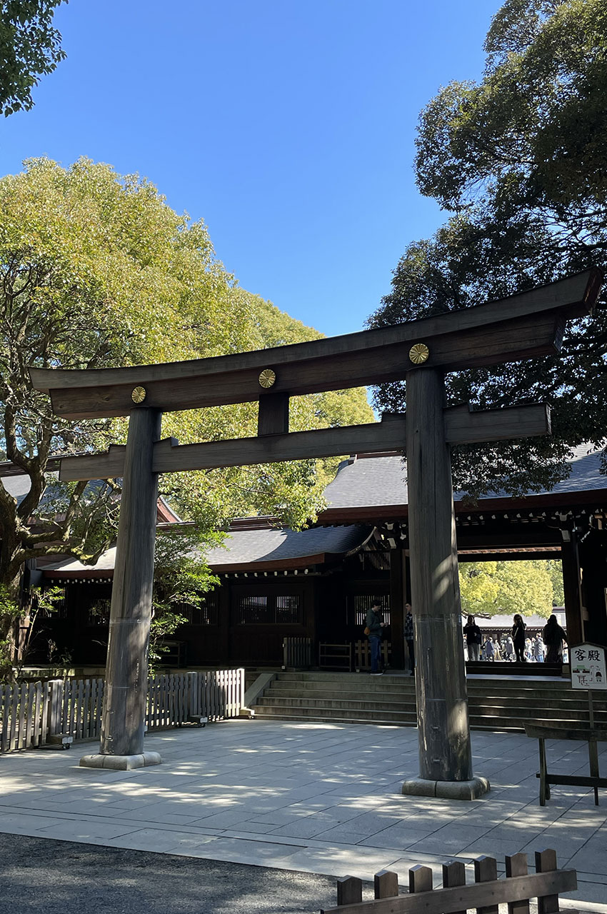 Torii en bois à l'une des entrées du sanctuaire