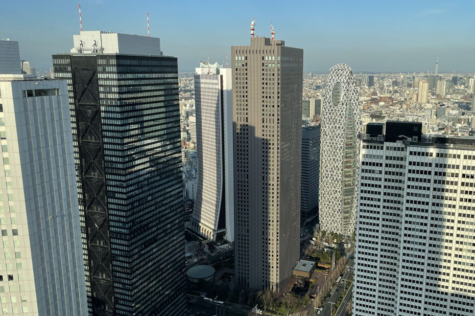 Les hauts buildings de Shinjuku avec la Cocoon Tower au centre